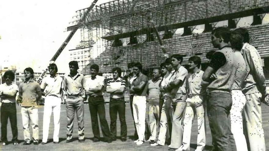 Jugadores del Dépor sobre el césped con la grada de Preferencia en obras por el Mundial 82, a sus espaldas. |  // LOC
