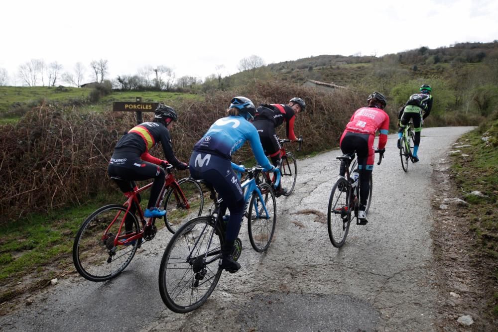 Subida de reconocimiento al final de la etapa de la Vuelta a España en Nava