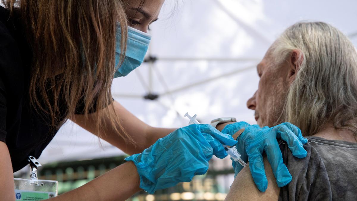 EE.UU. aprueba la tercera dosis de Pfizer para mayores de 65 años y otros casos