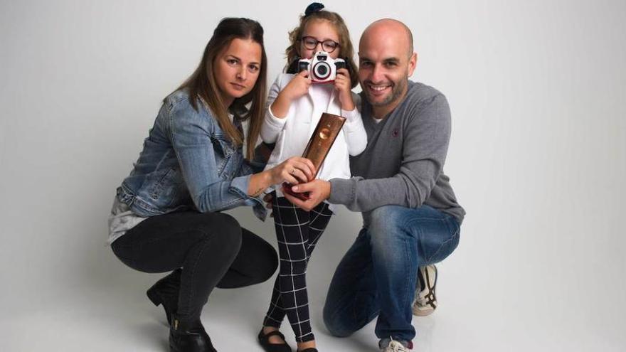 Emma Alonso, Carlota Hevia y Jonathan Hevia, en el estudio que la familia regenta en la villa riosellana.