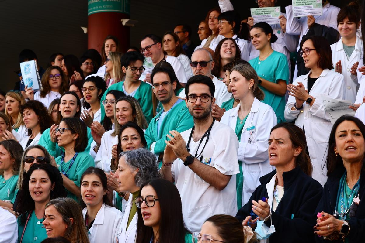 En imágenes I Protesta de los médicos de Aragón a las puertas de los hospitales en el primer día de huelga