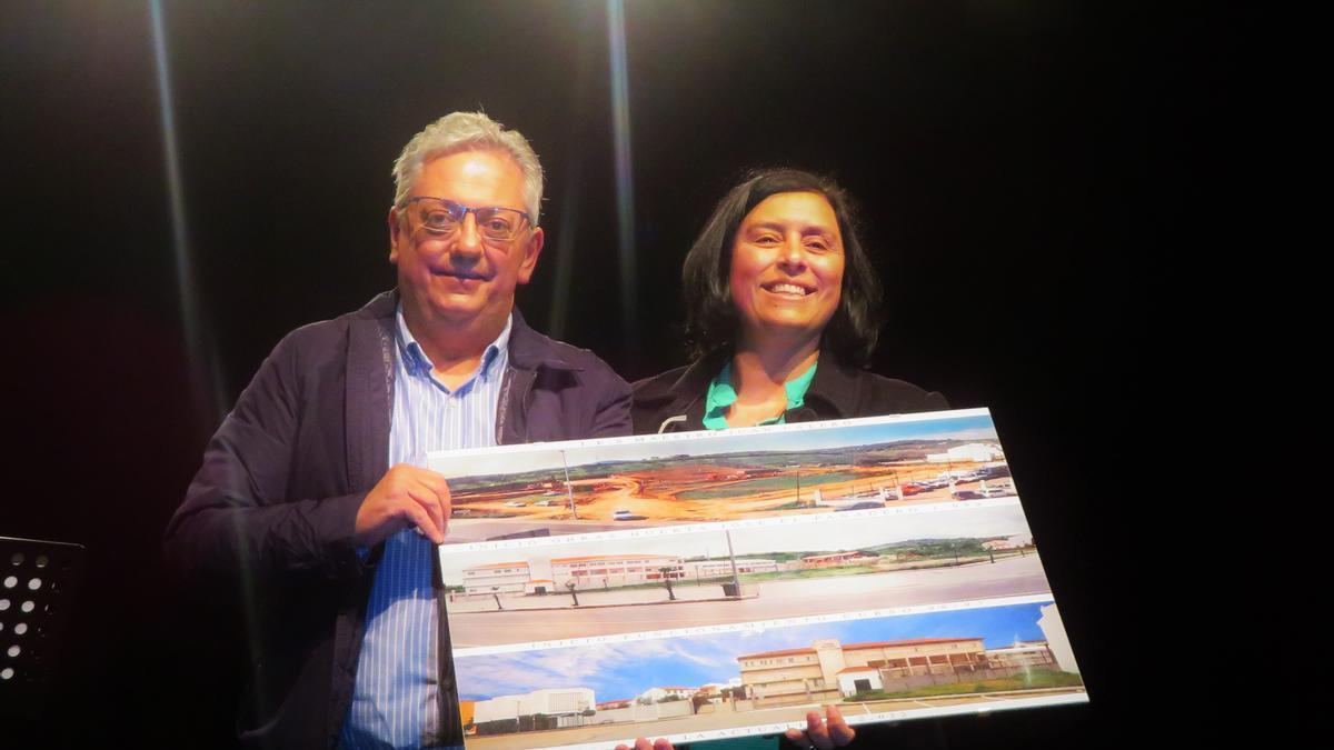 Composición fotográfica regalada por el alcalde a la directora del centro