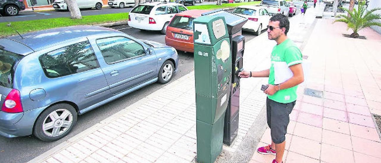 Un hombre utiliza el parquímetro en una céntrica calle de Puerto del Rosario, ayer.