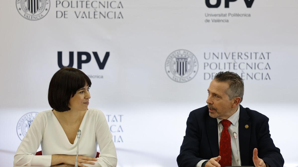 GRAFCVA042. VALÈNCIA, 23/10/2025.- La ministra de Ciencia, Innovación y Universidades, Diana Morant, interviene en el acto de presentación del primer centro universitario español en China, el Beihang Valencia Polytechnic Institute (BVPI), junto al rector de la Universitat Politècnica de València, José E. Capilla. En la imagen Morant junto a Capilla al comenzar el acto. EFE/Ana Escobar