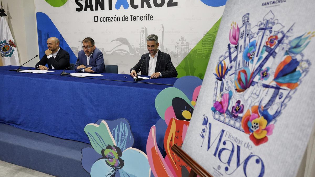 El alcalde de Santa Cruz flanqueado por el viceconsejero de Presidencia del Gobierno canario y el concejal de Fiestas.