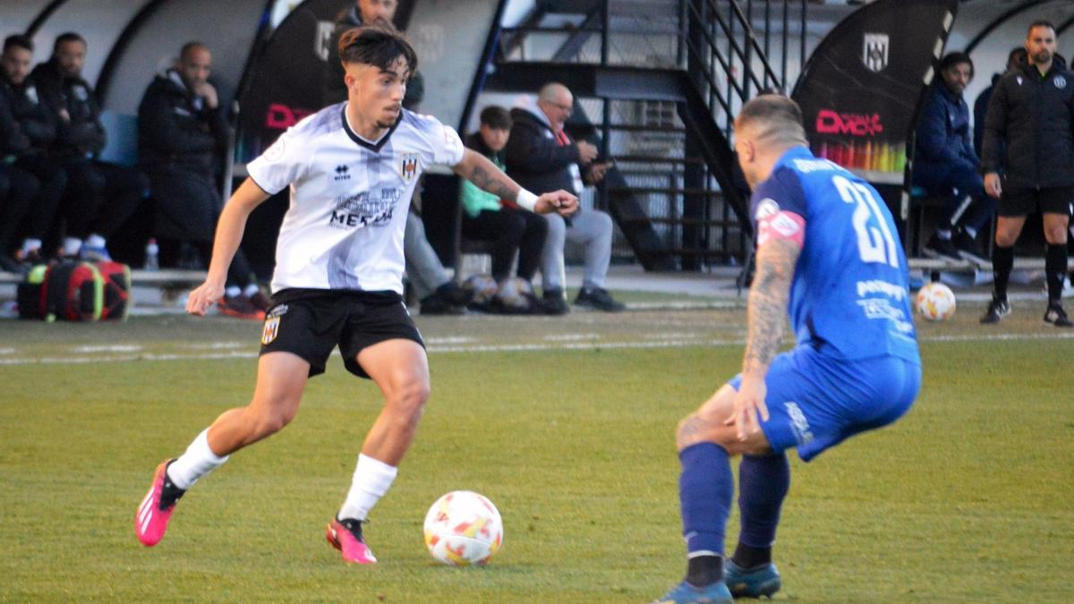 Larrubia encara a un jugador del Sanse durente el partido jugado en el Romano.