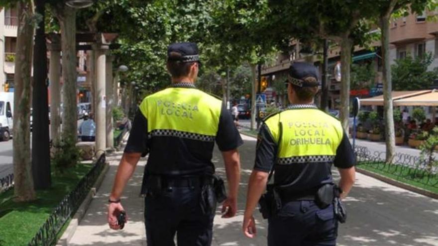 Dos agentes de la Policía Local caminan por una céntrica calle de Orihuela.