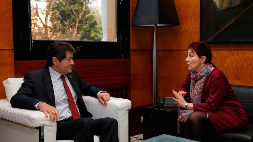 Javier Fernández y Cecilia Pérez, ayer, durante la reunión