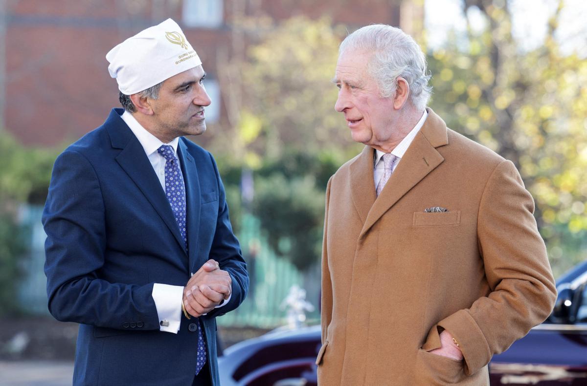 El Rey Carlos III visita el Guru Nanak Gurdwara Luton, donde se brinda enseñanza y práctica religiosa sij para todos los miembros de la comunidad y proporciona servicios sociales voluntarios para los ancianos, jóvenes y otros grupos de la comunidad.