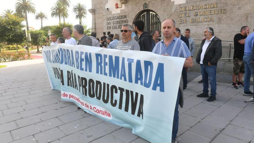 Protesta de los mariscadores de la ría de O Burgo, este miércoles delante de la Delegación. |   // CARLOS PARDELLAS