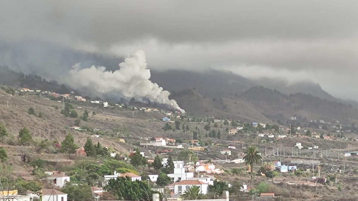 El avance del volcán de La Palma arrasa una vivienda.