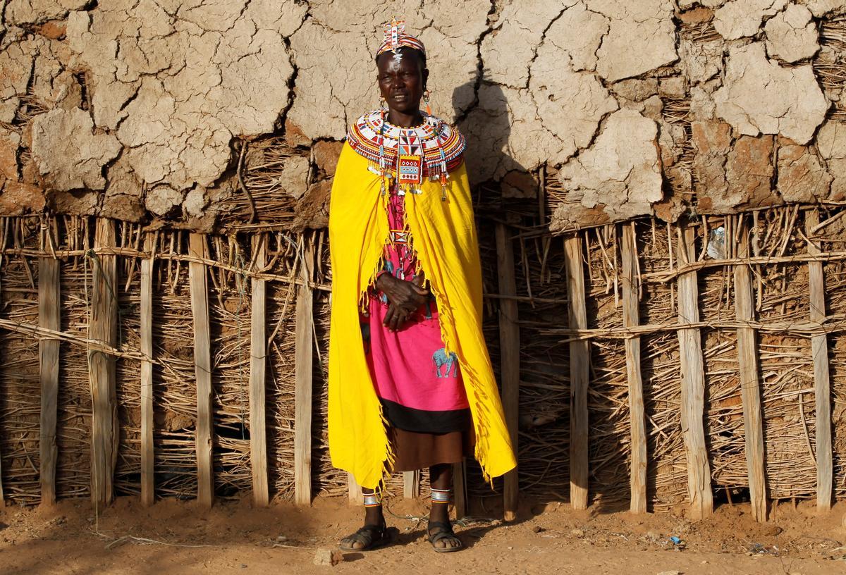 Las mujeres de la tribu Samburu que escaparon de la mutilación genital femenina y otros tipos de violencia de género hacen adornos tradicionales en la aldea de Umoja donde los hombres están restringidos, en Kenia