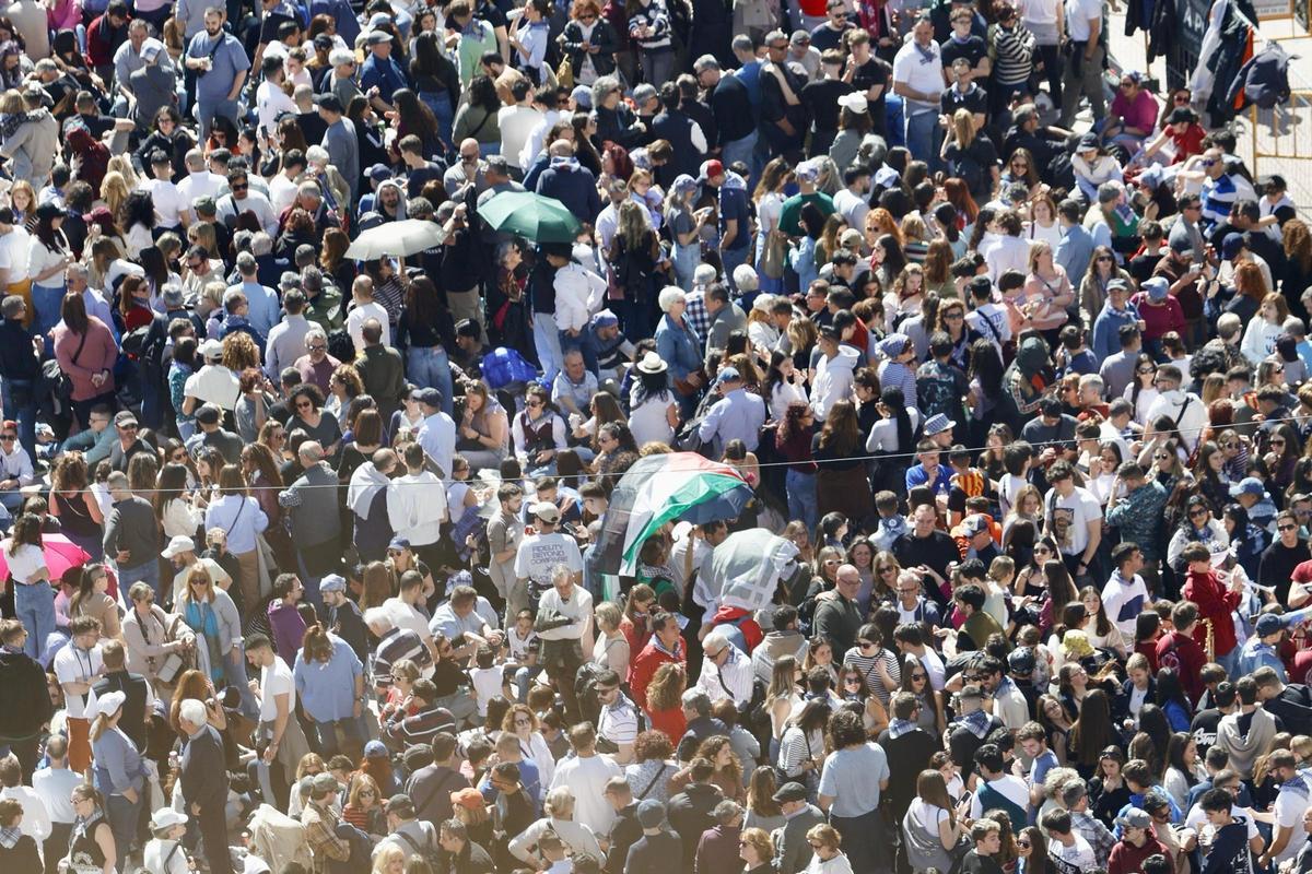 El centro de València se llenó para la mascletà.