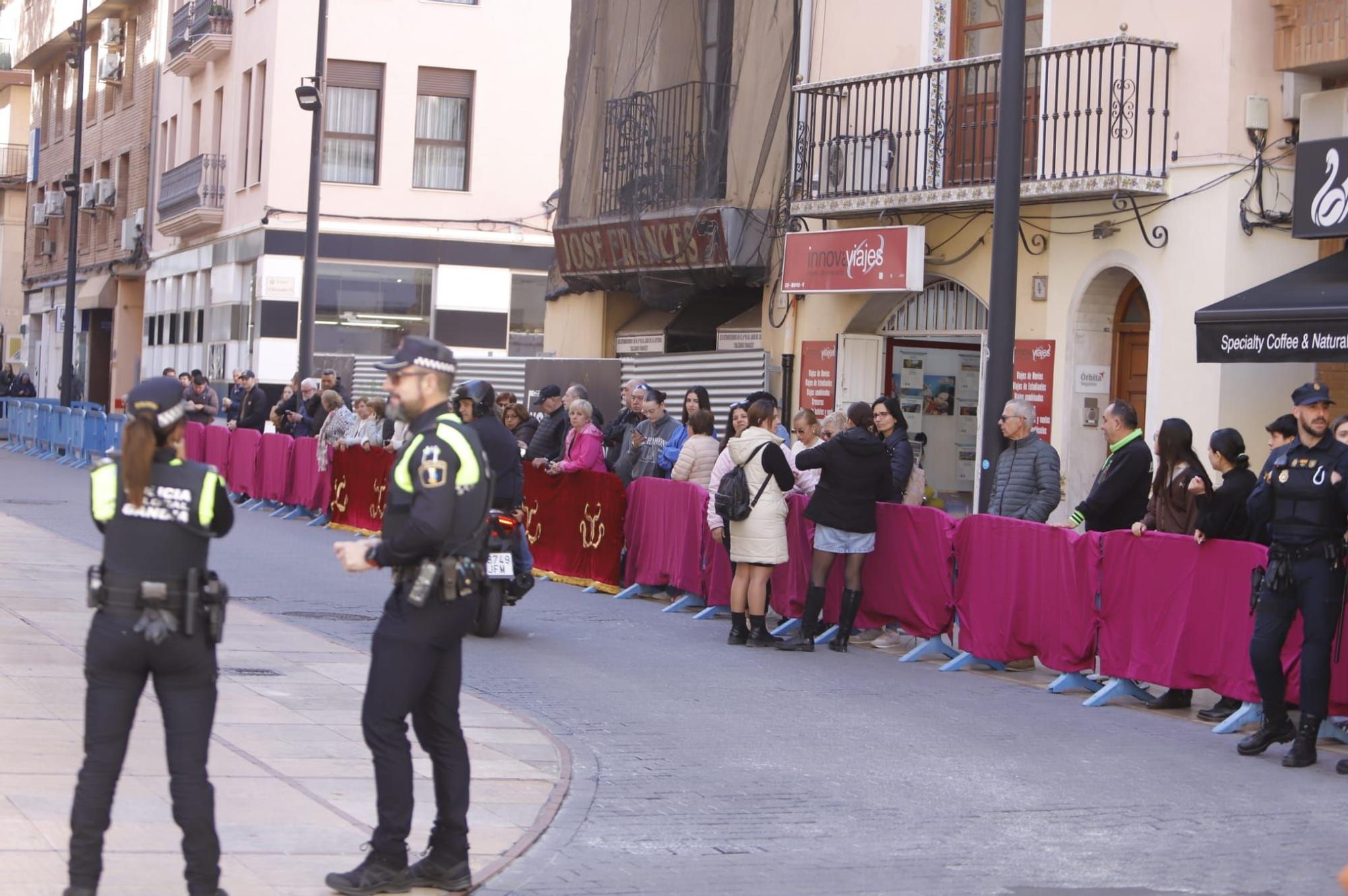 Gandia sale a la calle para recibir a los Reyes Felipe y Letizia