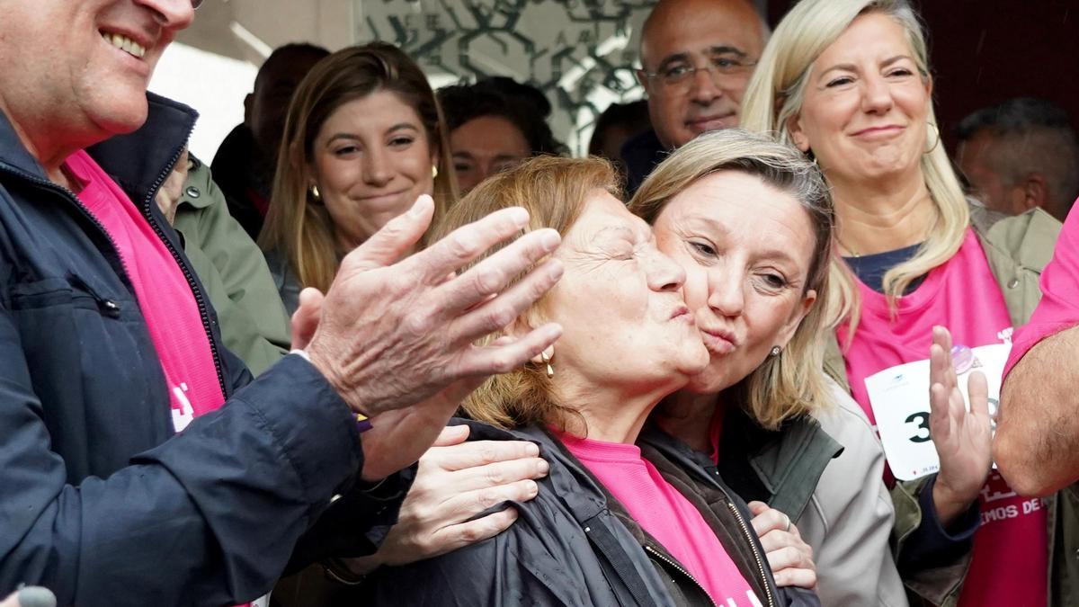 La vicepresidenta de la Junta de Castilla y León y consejera de Familia e Igualdad de Oportunidades, Isabel Blanco, y el alcalde de Valladolid, Jesús Julio Carnero, antes de la suspensión de la 48 Marcha Asprona.