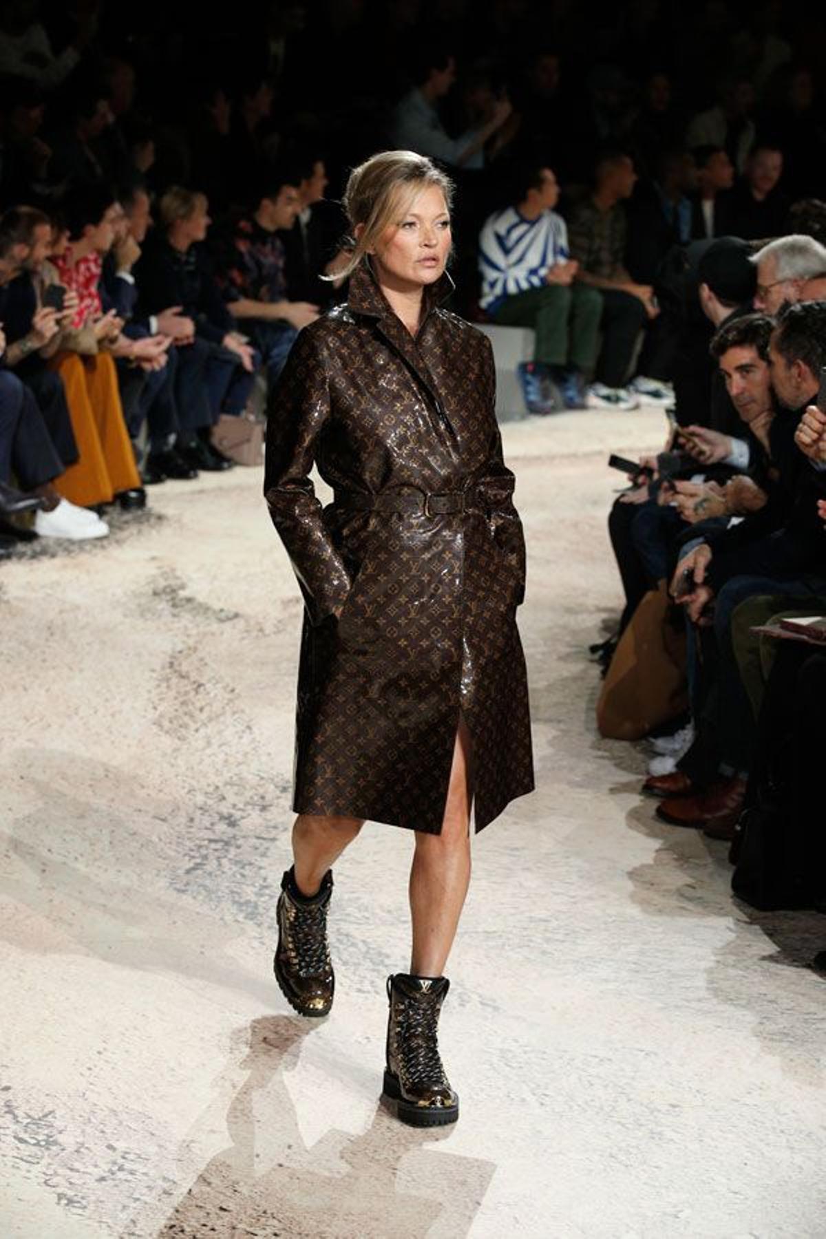 Kate Moss en el defile masculino de Louis Vuitton Otoño/Invierno 2018