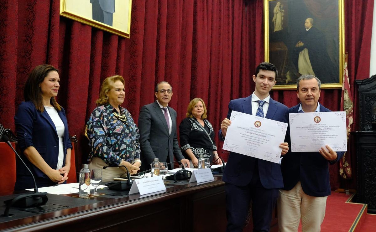 Alejandro Garijo, ex alumno del IES Antonio Gala de Palma del Río, cuando fue distinguido por la Universidad de Sevilla por tener la mejor nota de admisión en un grado.
