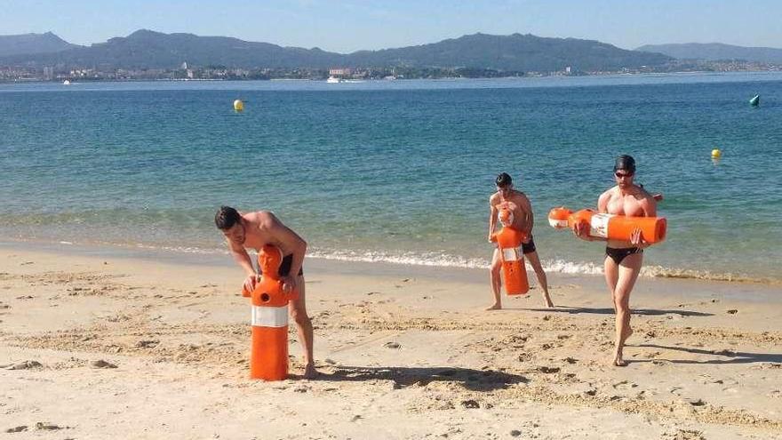 Una de las pruebas que debieron realizar la semana pasada los aspirantes a socorrista en Bueu.