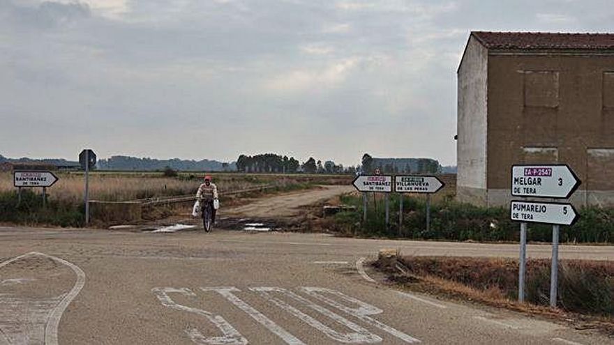 Un usuario cruza en bicicleta uno de los puntos deteriorados de la vía .