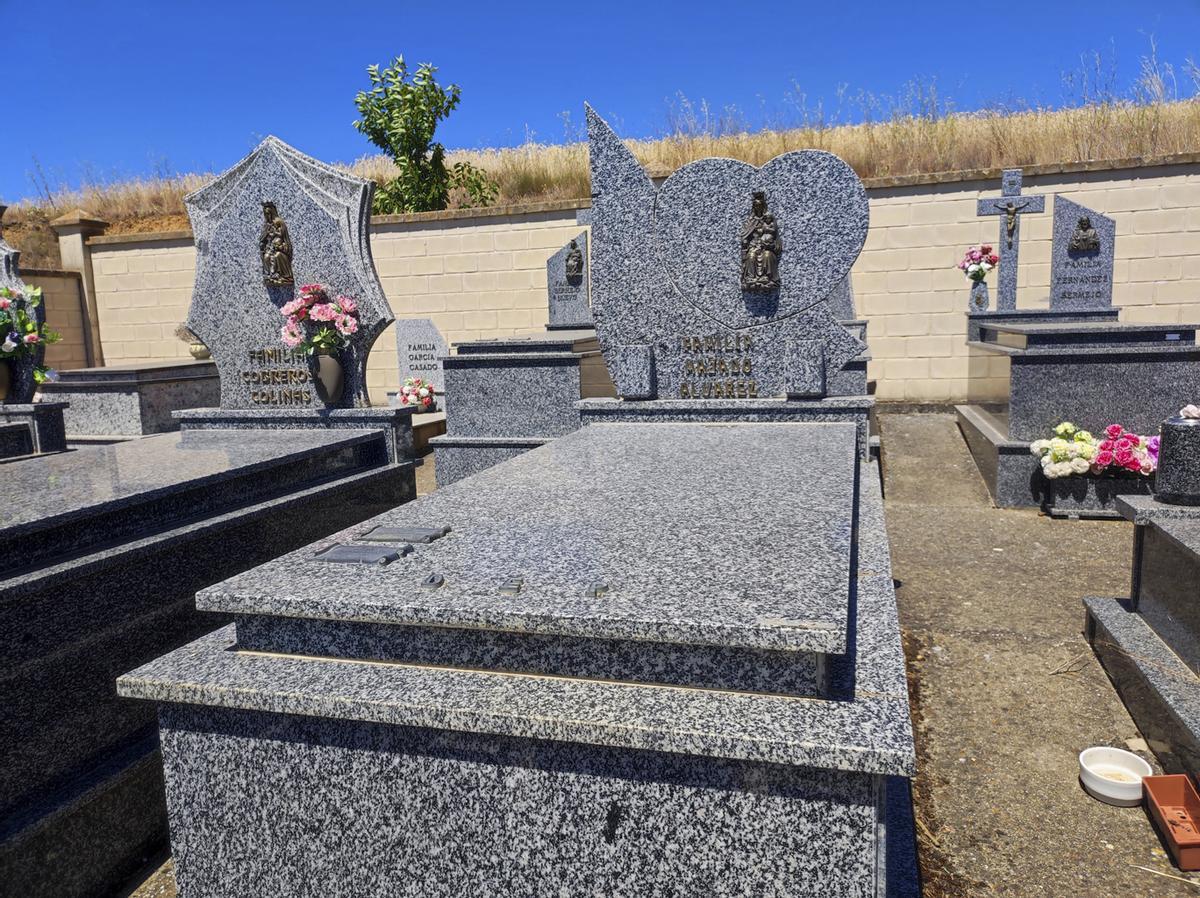 Sepultura de Argimiro Majado y Regina Álvarez, el matrimonio que iba en el carro tirado por bueyes, en Colinas de Trasmonte.