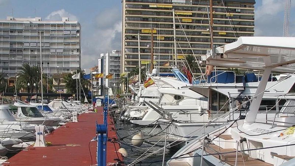 Uno de los edificios afectados por el deslinde a la derecha de la imagen.
