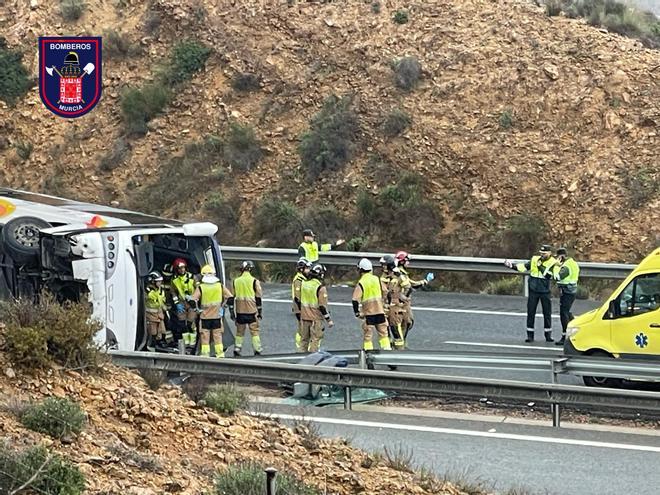 El accidente del autobús del Imserso volcado en Murcia, en imágenes