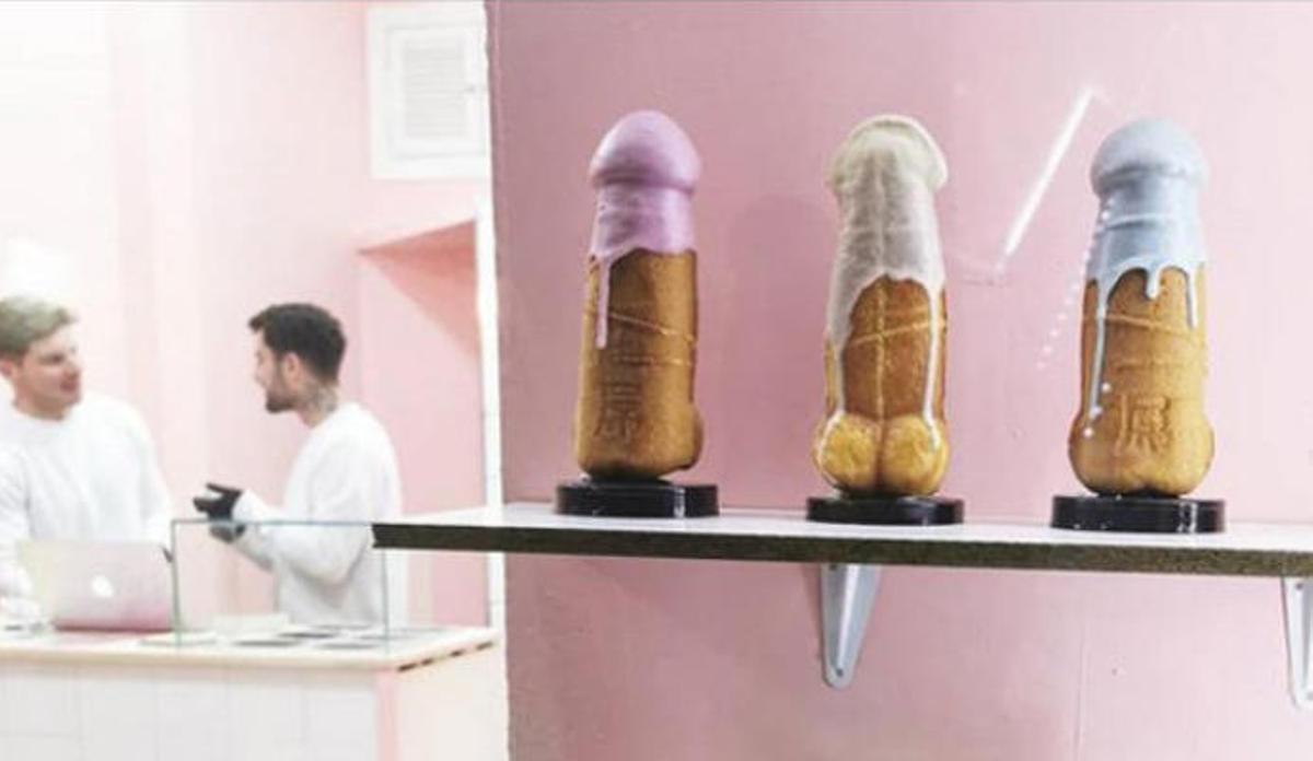 Tres muestras de los curiosos gofres que hace Bauerman y su empleado en La Pollería.