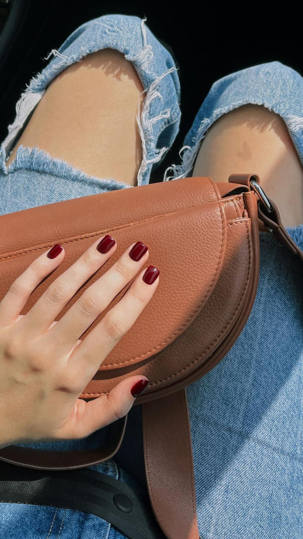 Manicura color rojo vino
