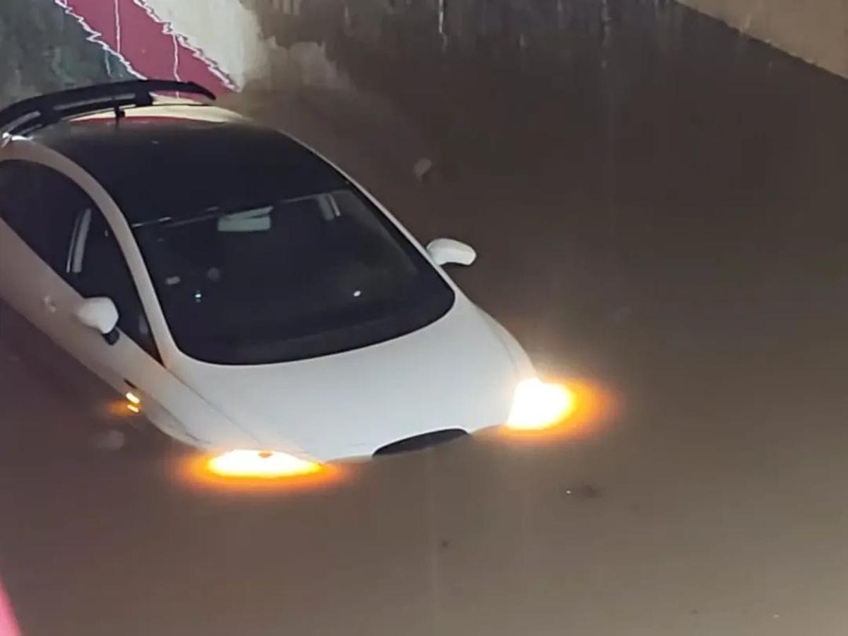 Vehículo atrapado por el agua en Algemesí.