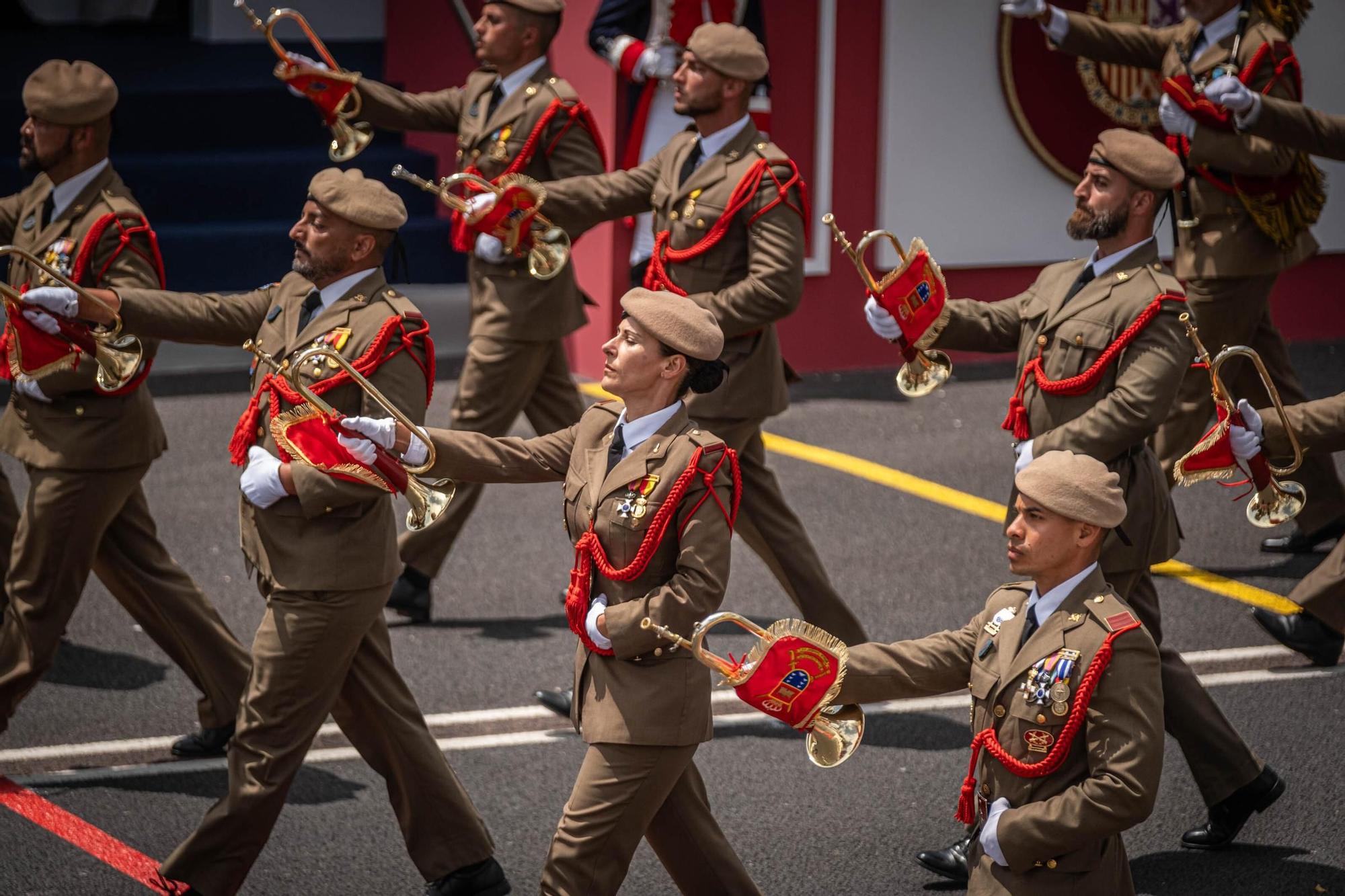 Las mejores imágenes del desfile militar de las Fuerzas Armadas en Tenerife con la presencia de Sus Majestades los Reyes