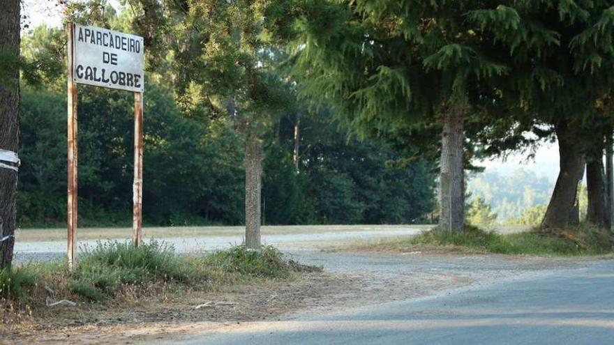 Aparcamiento del campo de la fiesta de Callobre, donde apareció ensangrentado el herido.// Bernabé/C.Seijas