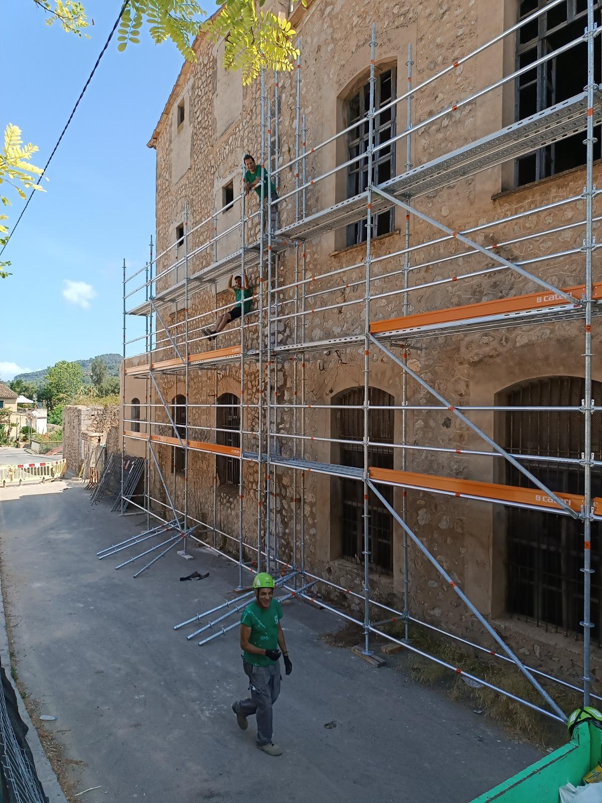 Operarios durante los trabajos de apuntalamiento para evitar que el edificio pueda colapsar.