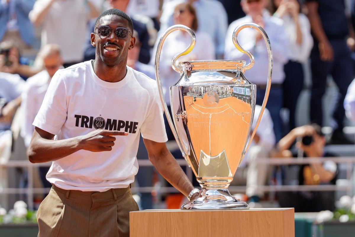 Ousmane Dembele of Paris Saint-Germain shows the UEFA Champions League trophy during the Roland-Garros 2025, French Open, Grand Slam tennis tournament on 2 June 2025 at Roland-Garros stadium in Paris, France - Photo Tnani Badreddine / DPPI AFP7 02/06/2025 ONLY FOR USE IN SPAIN. Tnani Badreddine / DPPI / AFP7 / Europa Press;ATP;CHELEM;GARROS;GRAND;ROLAND;SLAM;Sport;tennis;WTA;TENNIS - ROLAND GARROS 2025 - 02/06