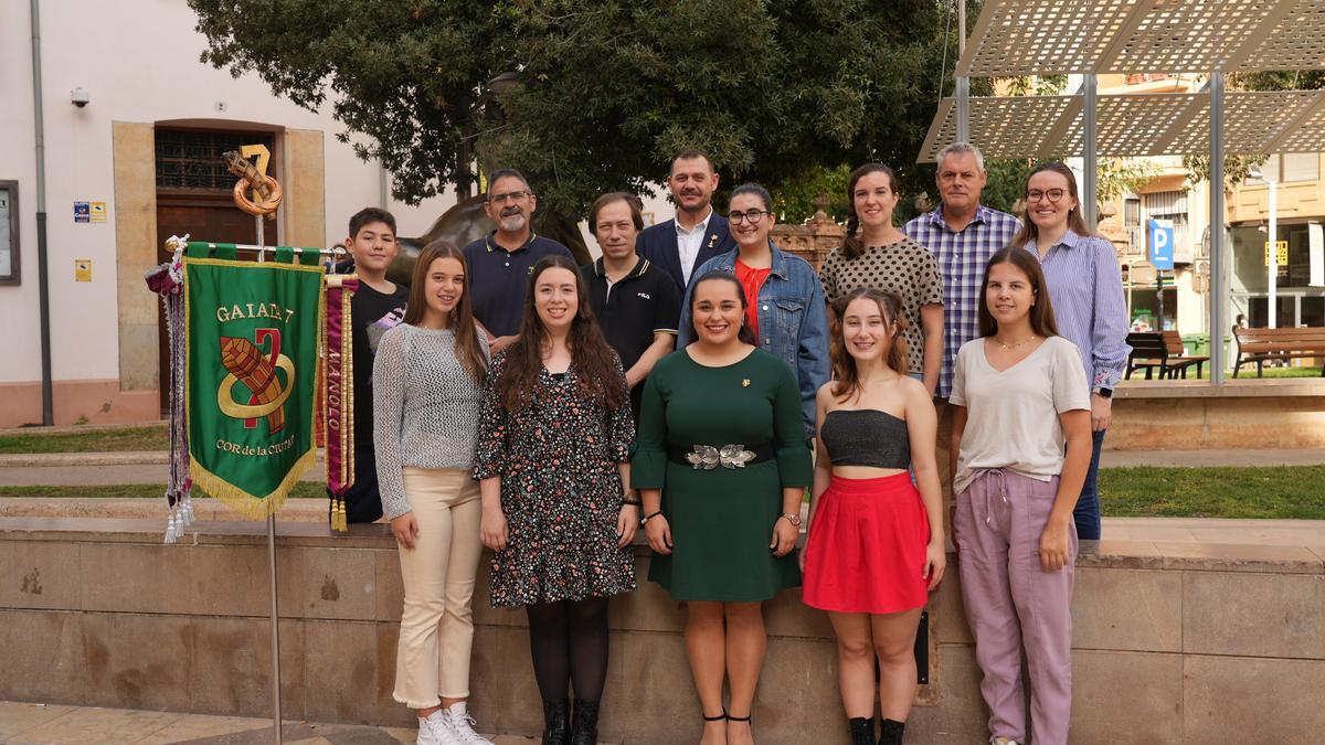 La joven, junto al presidente y la comisión mayor.