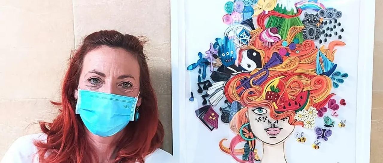 Carmen Casero, junto a una de las obras que se exponen en el hospital de Inca.