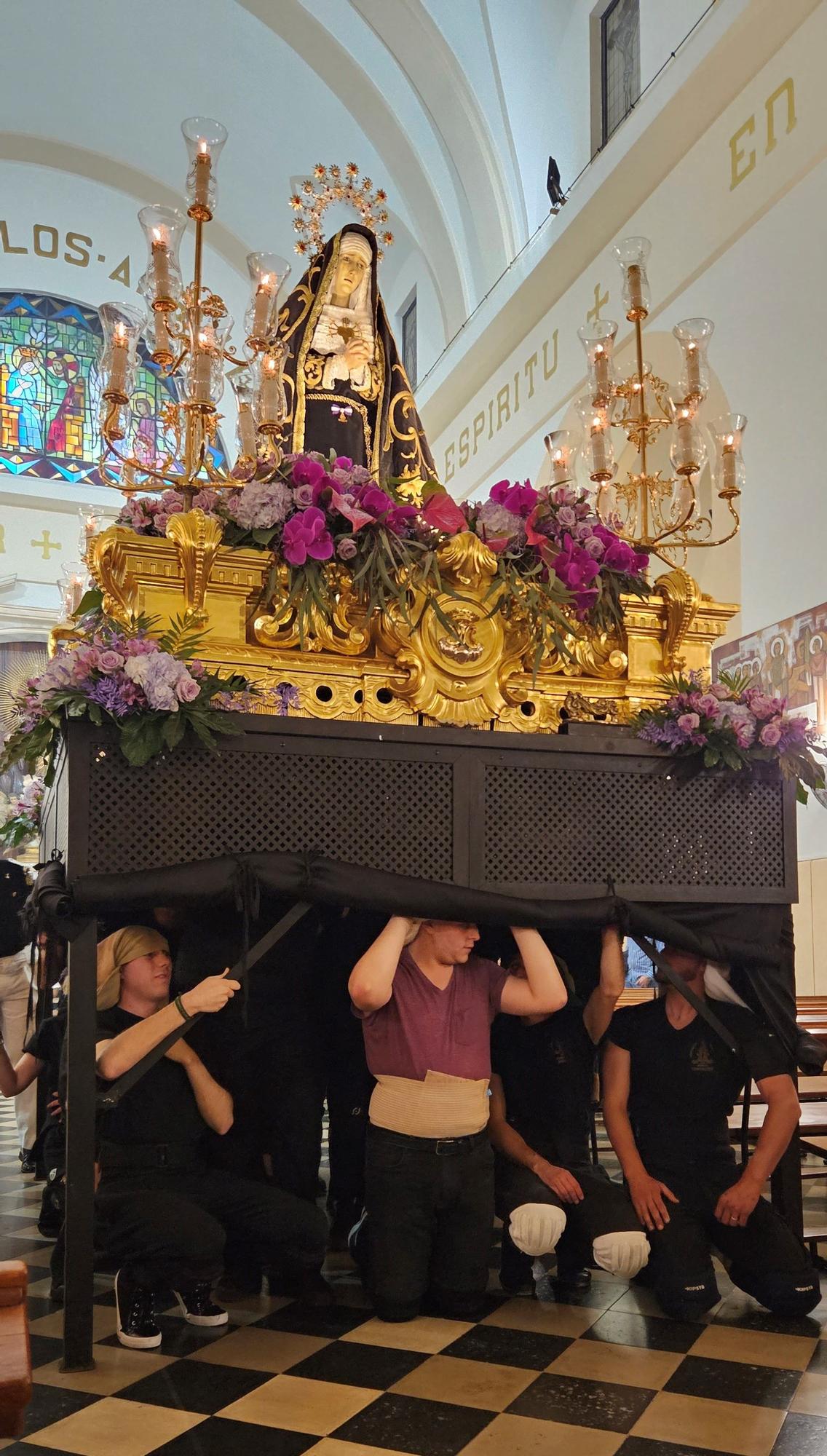 La Dolorosa del Cabanyal sale con escolta fallera