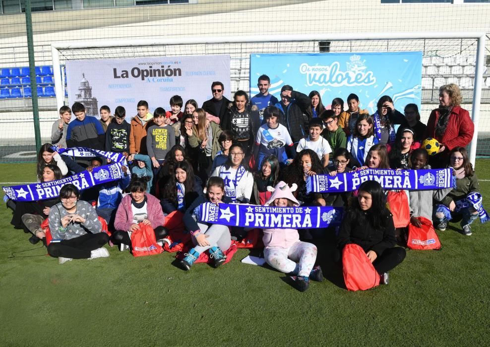 La iniciativa 'Os Nosos Valores-Escolas 110% Branquiazuis' busca transmitir valores deportivistas asociados al mundo del deporte y compartir algunos minutos con los jugadores del Deportivo.