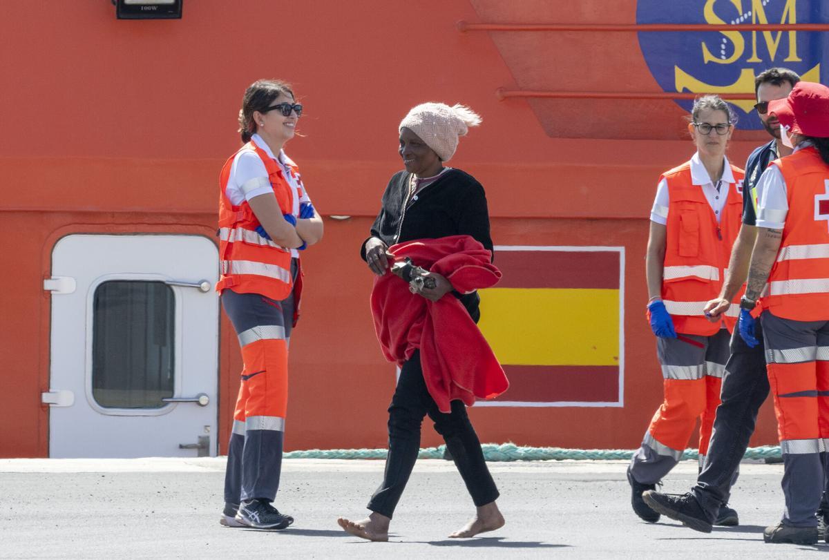 Salvamento Marítimo traslada a 37 migrantes a Puerto Naos, en Arrecife (Lanzarote)
