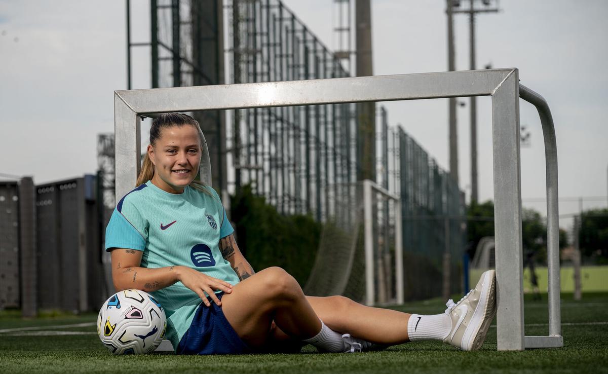 Barcelona.  28.09.2026.     Deportes.  La jugadora del FC Barcelona, Claudia Pina, fotografiada sobre el campo 6 de la ciutat esportiva Joan Gamper tras la entrevista con El Periódico. Fotografía de Jordi Cotrina