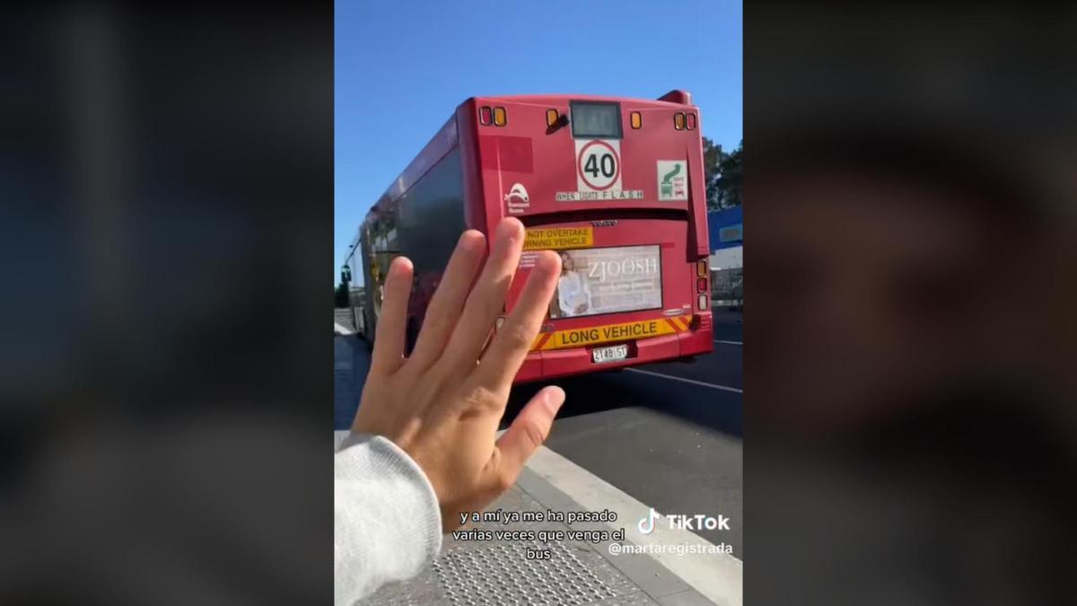 La usuaria @martaregistrada se despide de un bus australiano desde la parada