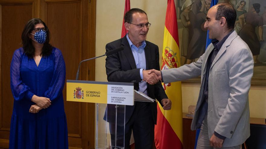 El subdelegado del Gobierno, Ángel Blanco, da la bienvenida al nuevo director provincial de Muface, Jonathan de Anta, en presencia de la directora provincial de Empleo, Elena Hernández.
