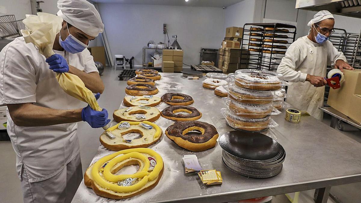 Proceso de relleno de los roscones en «Repostería Lozano» de Elche. | ANTONIO AMORÓS