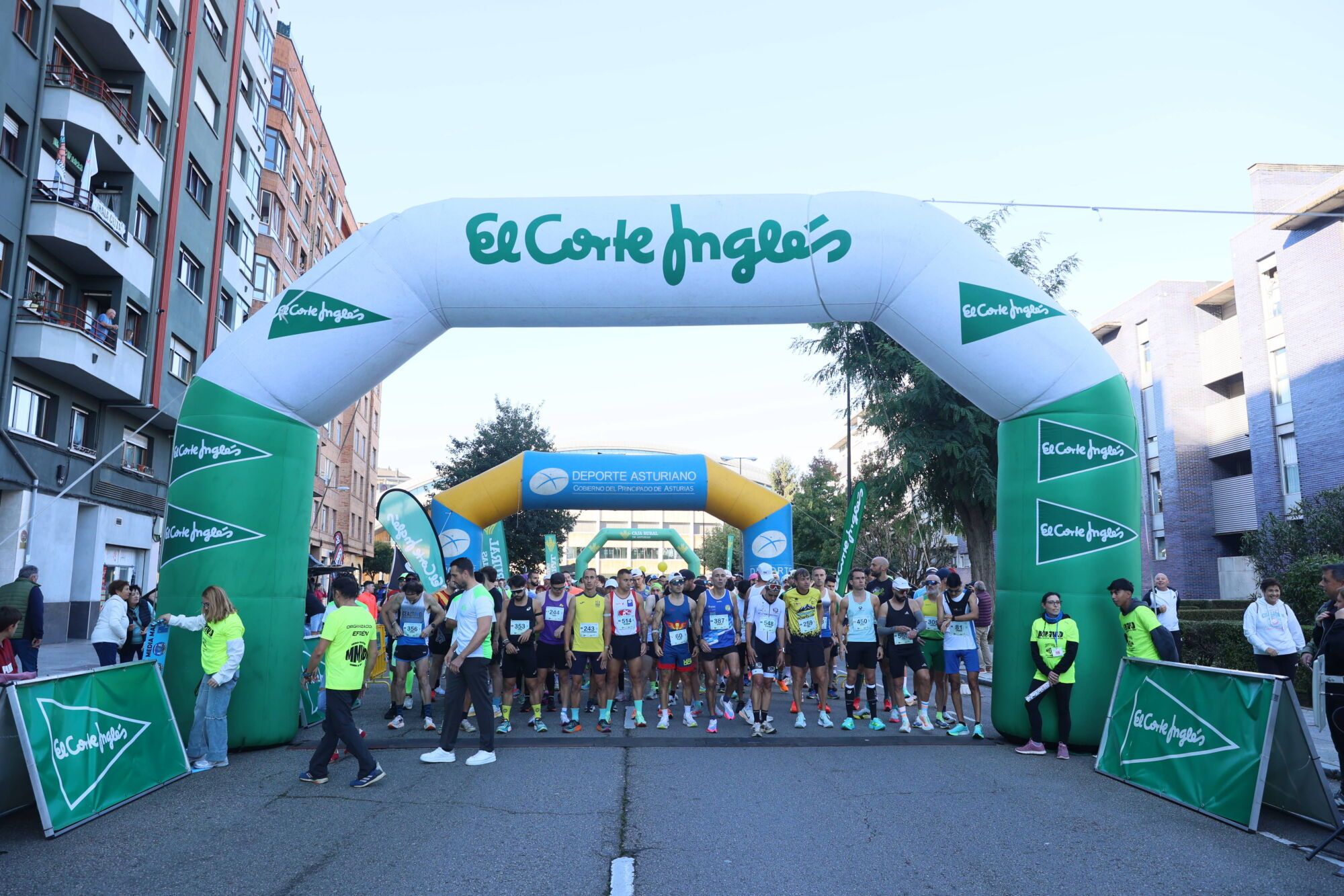 Marco García y Lola Pérez reinan en una media maratón “de récord” en Oviedo