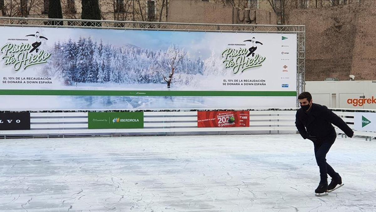 Javier Fernández durante la presentación de la pista de hielo de Colón