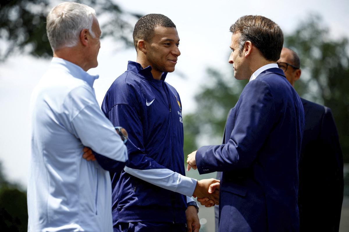 Emmanuel Macron, con Kylian Mbappe 