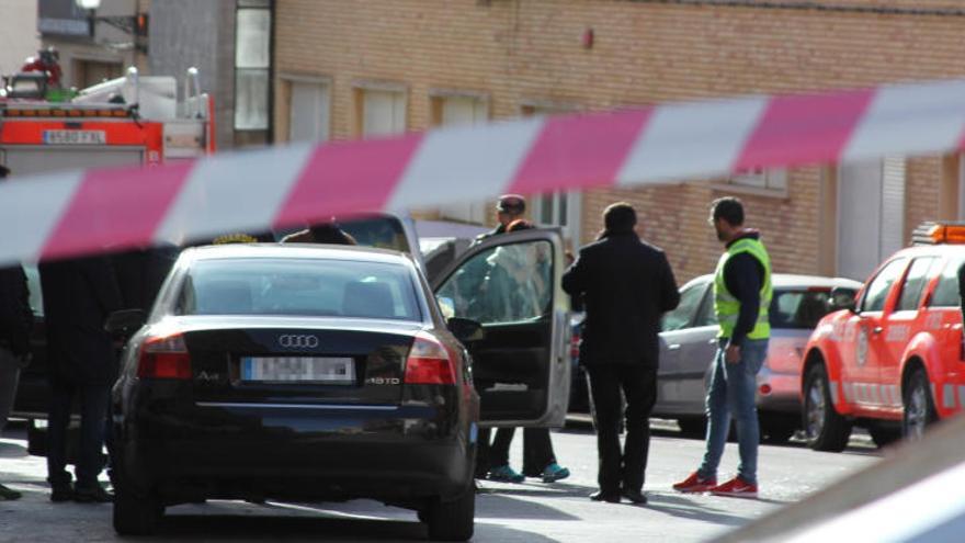 Un agente vestido de médico libera a una mujer retenida por su expareja