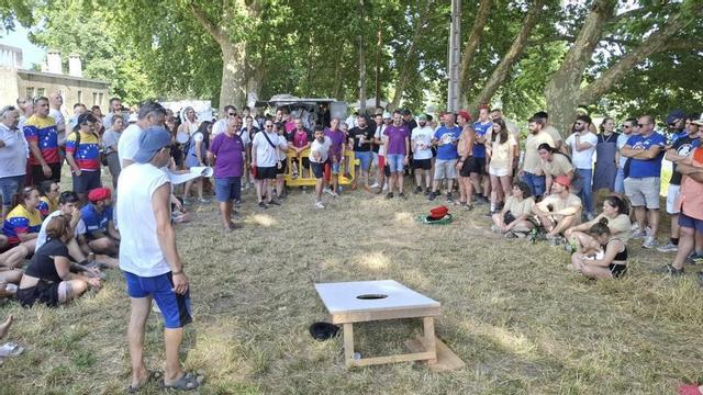 La prueba sorpresa fue lanzamiento de boina, que se celebró a la sombra en la ribera de Caldelas. | J. BERNÁRDEZ