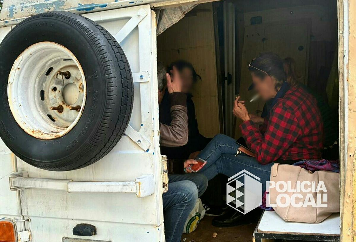 Algunas personas en el interior del furgón.