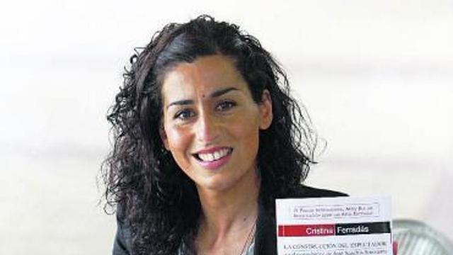Cristina Ferradás, con su trabajo sobre Sanchís Sinisterra. // M. G. Brea