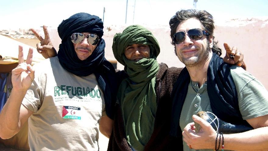 Los actores Javier Bardem (d) y su hermano, Carlos Bardem, posan junto a un habitante del campo de refugiados de Dajla, en Argelia, donde se celebra el Festival Internacional de Cine del Sahara (Fisahara). EFE/JAVIER GARCIA